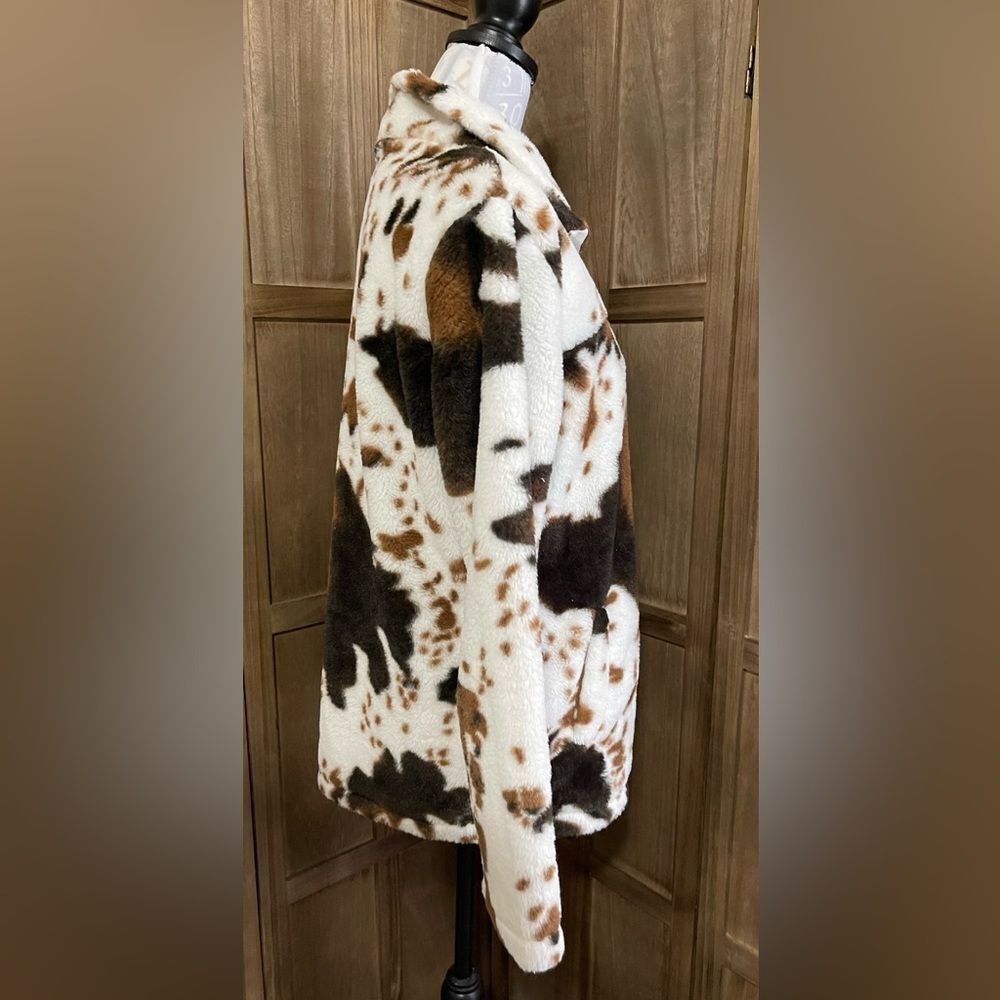 Women’s Cowhide Print Fleece Pullover. - Picture 6 of 6